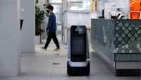Robots using 5G networks prepare delivery services at the Naver 1784 company office in Seongnam, South Korea, May 13, 2022. Picture taken May 13, 2022.  REUTERS/ Heo Ran
