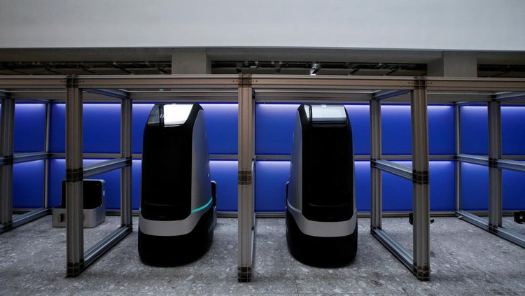 Ini Dia Robot 5G Korea Selatan yang Siap Antar Paket hingga Kopi Robots using 5G networks prepare delivery services at the Naver 1784 company office in Seongnam, South Korea, May 13, 2022. Picture taken May 13, 2022. REUTERS/ Heo Ran