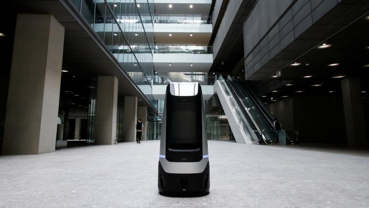 Ini Dia Robot 5G Korea Selatan yang Siap Antar Paket hingga Kopi Robots using 5G networks prepare delivery services at the Naver 1784 company office in Seongnam, South Korea, May 13, 2022. Picture taken May 13, 2022. REUTERS/ Heo Ran
