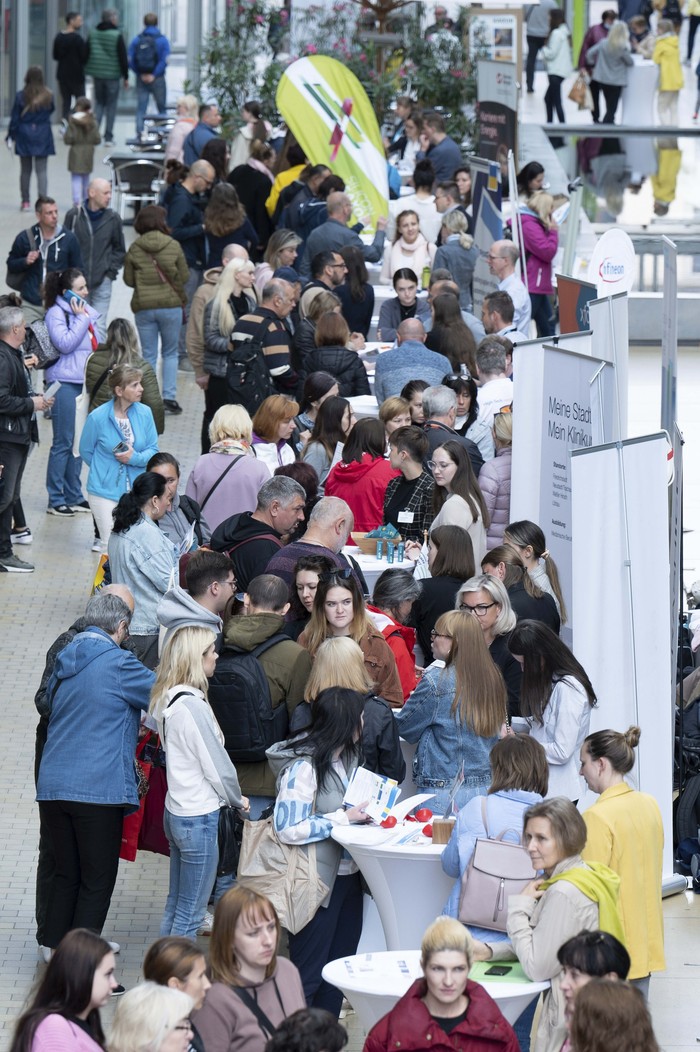 Ini Lho Pameran Kerja Khusus Pengungsi Ukraina People visit a job fair for refugees from Ukraine in the foyer of the World Trade Center in Dresden, Germany, Monday, May 30, 2022. More than 30 companies present themselves at the fair in cooperation with the Federal Employment Agency. (Sebastian Kahnert/dpa via AP)