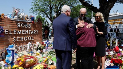 Ini yang Dilakukan Biden Saat Kunjungi Lokasi Penembakan SD di Texas