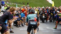 Jai Hindley, pebalap asal Australia berusia 26 tahun saat melewati animo penonton pada rute menanjak di etape ke-20, Sabtu (28/5/2022). Hindley menjadi pebalap Australia pertama yang menjuarai Giro dItalia. 