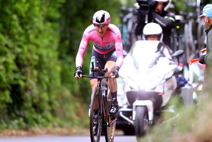 Australia's Jai Hindley holds the trophy at the end of the 21st stage against the clock race of the Giro D'Italia, in Verona, Italy, Sunday, May 29, 2022. (Massimo Paolone/LaPresse via AP)
