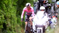 Jai Hindley memastikan kemenangan pada etape terakhir, etape Individual Time Trial (ITT) di Kota Verona, Minggu (29/5/2022). Ia memacu sepeda ITT sepanjang 17,4 km dengan waktu 23 menit 55 detik.