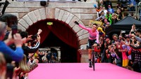 Pebalap Jai Hindley sukses mengamankan tropi kemenangan Giro dItalia ke-105, di Kota Verona, Italia, Minggu (29/5/2022) waktu setempat. Pria asal Australia tersebut menjadi yang tercepat setelah menuntaskan 21 etape dengan total waktu tempuh 86 jam, 31 menit, 14 detik.