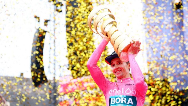 Senyum Lebar Jai Hindley Angkat Tropi Giro dItalia 2022
