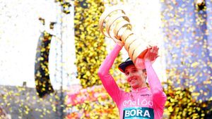 Senyum Lebar Jai Hindley Angkat Tropi Giro dItalia 2022