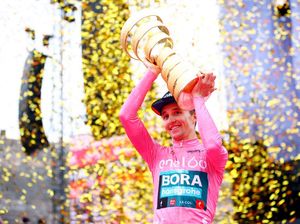 Senyum Lebar Jai Hindley Angkat Tropi Giro dItalia 2022