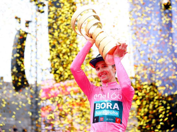 Senyum Lebar Jai Hindley Angkat Tropi Giro dItalia 2022