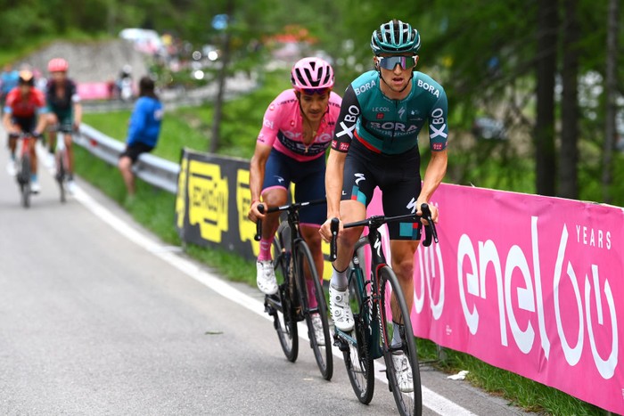 Italy Giro Cycling Australia's Jai Hindley holds the trophy at the end of the 21st stage against the clock race of the Giro D'Italia, in Verona, Italy, Sunday, May 29, 2022. (Massimo Paolone/LaPresse via AP)
