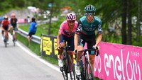 Jai Hindley (depan), menyalip pebalap Ineos Grenadiers, Richard Carapaz pada rute menanjak di etape ke-20, Sabtu (28/5/2022). Carapaz tidak berkutik dan tertinggal lebih dari 1 menit di garis finish.