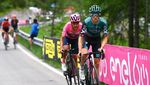 Senyum Lebar Jai Hindley Angkat Tropi Giro dItalia 2022
