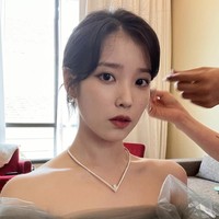 Harga anting-anting yang dikenakan IU juga tak kalah fantastis. Masih dari Chaumet, IU memakai anting-anting berlian dengan potongan berlian Joséphine Duo Éternel seharga 22,080 euro atau Rp 345 jutaan. Foto: dok. Instagram @dlwlrma