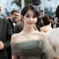 IU harus tinggal di sebuah studio penuh kecoa bersama adik dan neneknya karena kondisi keuangan yang sulit. Bintang drama Korea When Life Gives You Tangerines itu juga ditipu sebuah ‘agensi’ yang membawa kabur seluruh tabungan neneknya usai menjanjikan penampilannya di acara TV. Foto: dok. Instagram @dlwlrma