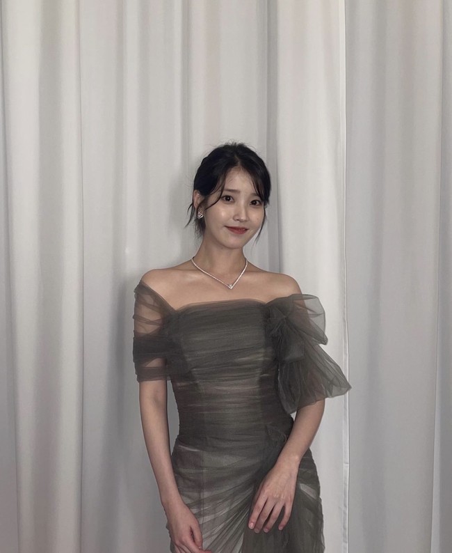 Secara keseluruhan harga perhiasan IU mencapai Rp 1,6 miliar. Pemilik nama asli Lee Ji Eun itu kini diikuti akun Instagram Chaumet seperti Song Hye Kyo, yang didapuk menjadi global ambassador. Foto: dok. Instagram @dlwlrma