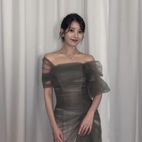 Secara keseluruhan harga perhiasan IU mencapai Rp 1,6 miliar. Pemilik nama asli Lee Ji Eun itu kini diikuti akun Instagram Chaumet seperti Song Hye Kyo, yang didapuk menjadi global ambassador. Foto: dok. Instagram @dlwlrma