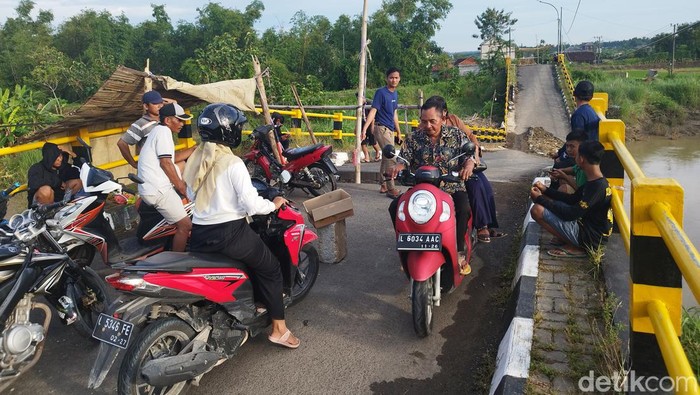 Jembatan Kacangan Gresik ambruk