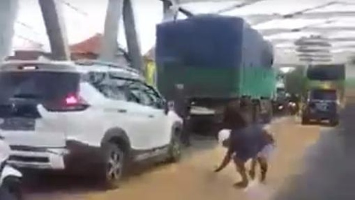 Jembatan yang dipenuhi biji jagung di Bangil, Pasuruan