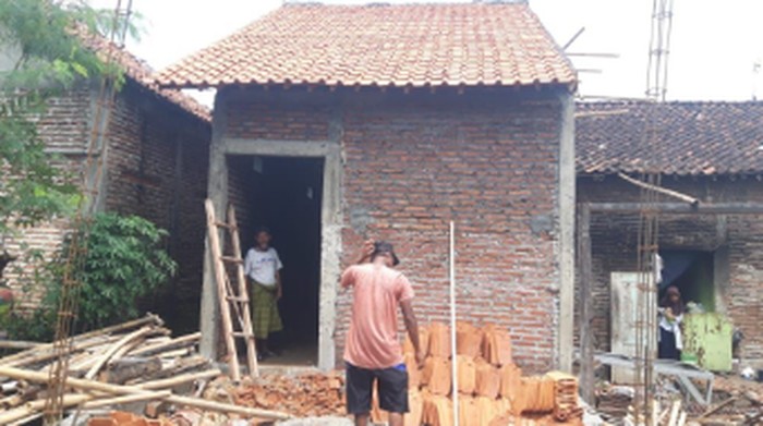 Kabar bahagia datang dari Bu Untung. Buruh cuci asal Brebes, Jawa Tengah tersebut kini sudah bisa membangun rumah baru agar lebih layak huni.
