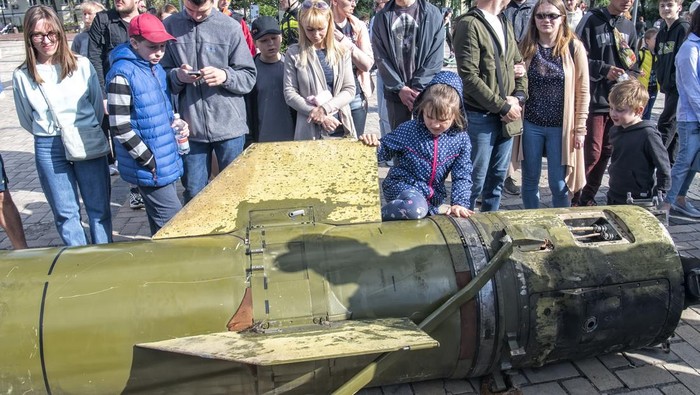 Kala Rudal Rusia Jadi Tontonan-Objek Foto Warga Ukraina Rudal jadi salah satu senjata yang digunakan Rusia untuk menggempur wilayah Ukraina. Sejumlah rudal Rusia ditampilkan di Kyiv dan jadi sasaran objek foto warga.