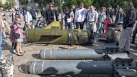 Warga berdatangan untuk melihat langsung selongsong rudal Rusia tersebut.  