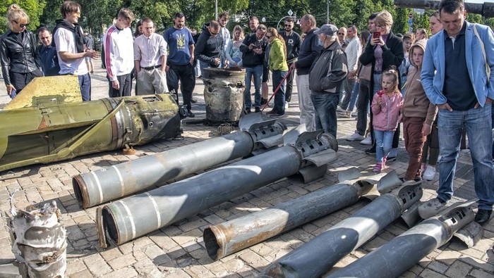 Rudal jadi salah satu senjata yang digunakan Rusia untuk menggempur wilayah Ukraina. Sejumlah rudal Rusia ditampilkan di Kyiv dan jadi sasaran objek foto warga.