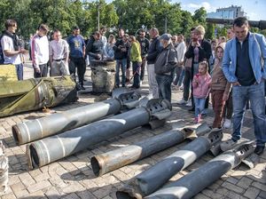 Kala Rudal Rusia Jadi Tontonan Warga Ukraina