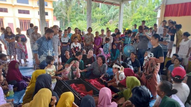 Keluarga meratapi kepergian dua bocah yang tewas terbakar di rumahnya. (Perdana Ramadhan / detikSumut)