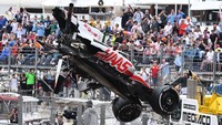 Kejadian naas tersebut berlangsung di lap ke-27 setelah mobil yang dikendarai Mick Schumacher menabrak dengan keras di sekitar kompleks kolam renang.  Kemudian berputar dan menghantam tembok pembatas hingga mobil terbelah dua.