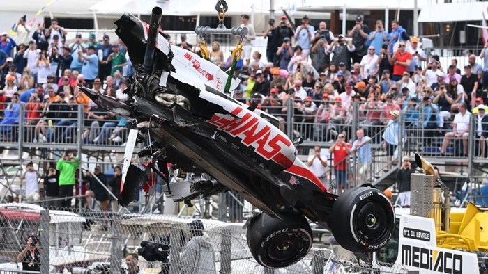 Kecelakaan Ngeri Mick Schumacher di F1 GP Monako, Mobil Terbelah Dua Haas F1 Team's German driver Mick Schumacher reacts after crashing during the Monaco Formula 1 Grand Prix at the Monaco street circuit in Monaco, on May 29, 2022. (Photo by CHRISTIAN BRUNA / POOL / AFP) (Photo by CHRISTIAN BRUNA/POOL/AFP via Getty Images)
