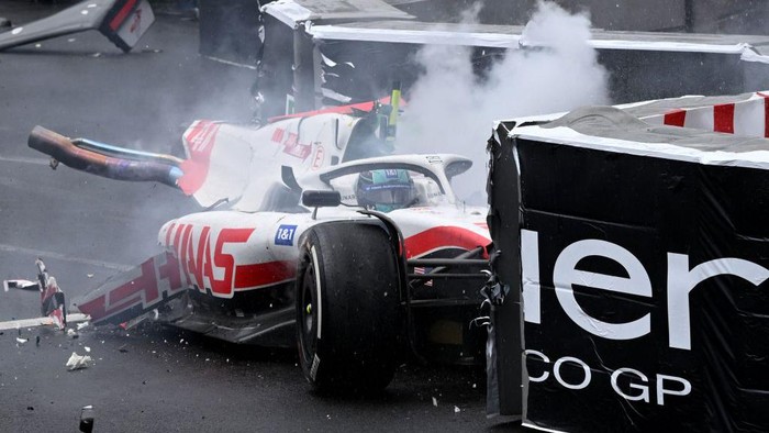 Kecelakaan Ngeri Mick Schumacher di F1 GP Monako, Mobil Terbelah Dua Haas F1 Team's German driver Mick Schumacher reacts after crashing during the Monaco Formula 1 Grand Prix at the Monaco street circuit in Monaco, on May 29, 2022. (Photo by CHRISTIAN BRUNA / POOL / AFP) (Photo by CHRISTIAN BRUNA/POOL/AFP via Getty Images)