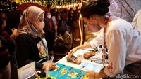 Selama perhelatan itu, semua transaksi baik jual beli ataupun kegiatan lainnya dilakukan dengan cashless di area pertunjukan dengan menggunakan Tap Cash BNI.