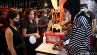 Pengunjung event musik jazz itu tampak antusias bertransaksi dengan menggunakan cashless.