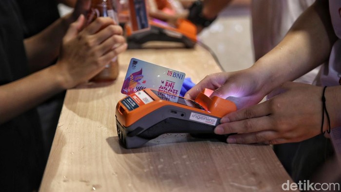 Sejumlah pengunjung melakukan transaksi pembelian makanan dan minuman dengan BNI Java Jazz Tap Cash di kawasan Jiexpo Kemayoran, Jakarta Pusat.  Selama perhelatan itu, semua transaksi baik jual beli ataupun kegiatan lainnya dilakukan dengan cashless di area pertunjukan dengan menggunakan Tap Cash BNI.