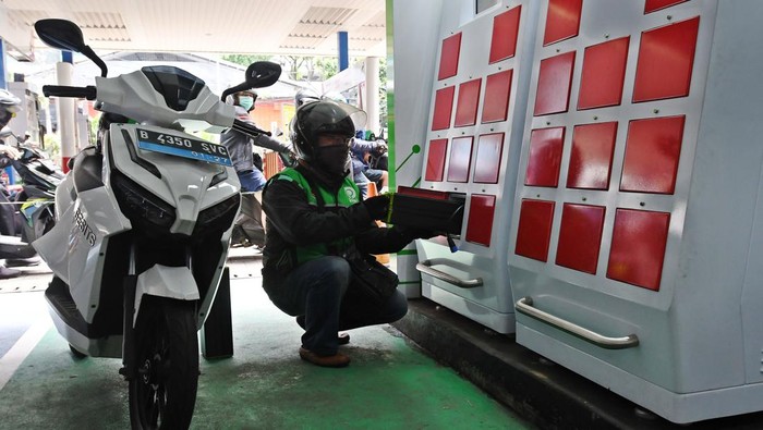 Kendaraan listrik mulai digemari oleh masyarakat. Berdasarkan data Kemenhub per Maret 2022, jumlah kendaraan bermotor listrik berbasis baterai (KBLBB) mencapai 16.060 unit.