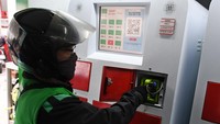 Jumlah stasiun pengisian baterai listrik juga bertambah. Per Februari 2022, jumlah stasiun pengisian baterai listrik telah mencapai 267 unit di 195 titik se-Indonesia. 