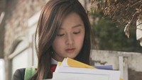 Karakter Kim Ji Won hobi naik skuter berwarna pink dalam serial High Kick 3. (Foto: dok. MBC) 