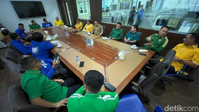 Koalisi Indonesia Bersatu DKI Jakarta Rapatkan Barisan Para pimpinan Koalisi Indonesia Bersatu (KIB) DKI Jakarta berkumpul. Mereka merapatkan barisan guna menyongsong Pilkada DKI 2024.