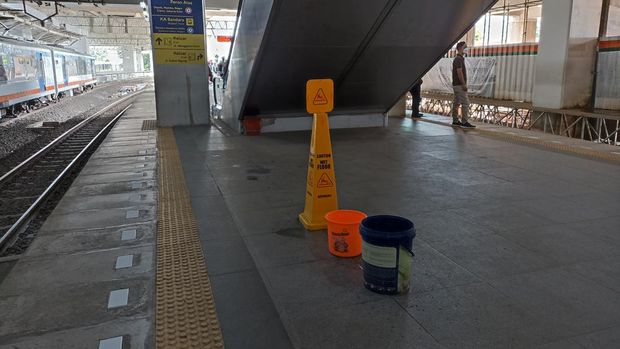 Kondisi atap bocor di Stasiun Manggarai, Senin (30/5/2022).