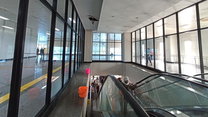 Kondisi atap bocor di Stasiun Manggarai, Senin (30/5/2022).