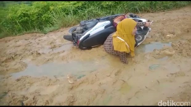 Kondisi jalur poros penghubung di Kabupaten Sampang yang rusak parah dan berlumpur