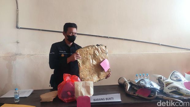 Konferensi pers polisi soal kasus pencurian uang Rp 820 juta milik Wakil Ketua DPRD Bone Andi Wahyudi Taqwa oleh tetangganya. (Agung/detikSulsel)