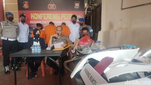 Konferensi pers polisi soal kasus pencurian uang Rp 820 juta milik Wakil Ketua DPRD Bone Andi Wahyudi Taqwa oleh tetangganya. (Agung/detikSulsel)
