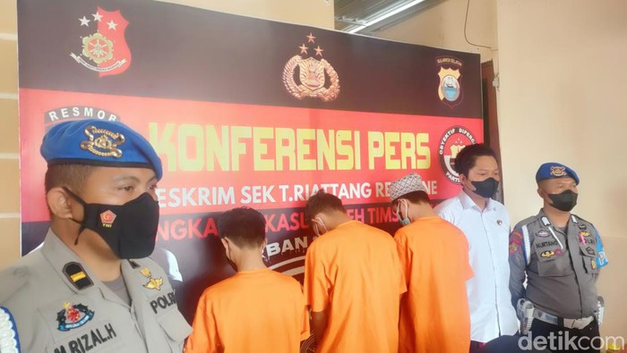 Konferensi pers polisi soal kasus pencurian uang Rp 820 juta milik Wakil Ketua DPRD Bone Andi Wahyudi Taqwa oleh tetangganya. (Agung/detikSulsel)