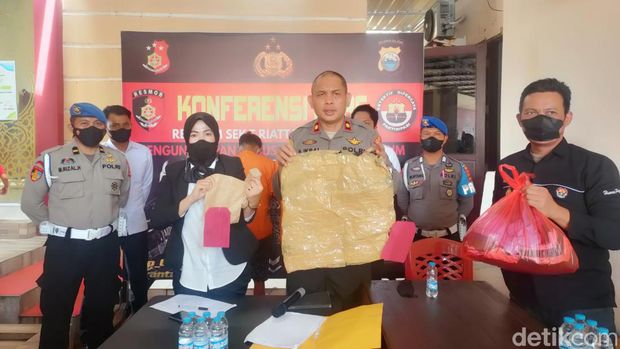 Konferensi pers polisi soal kasus pencurian uang Rp 820 juta milik Wakil Ketua DPRD Bone Andi Wahyudi Taqwa oleh tetangganya. (Agung/detikSulsel)