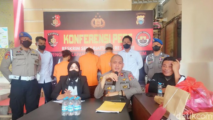 Konferensi pers polisi soal kasus pencurian uang Rp 820 juta milik Wakil Ketua DPRD Bone Andi Wahyudi Taqwa oleh tetangganya. (Agung/detikSulsel)