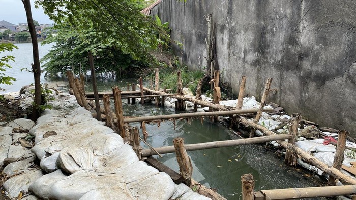 Konisi proyek saluran air di Pondok Bambu, Duren Sawit, Jakarta Timur, Senin (30/5/2022).
