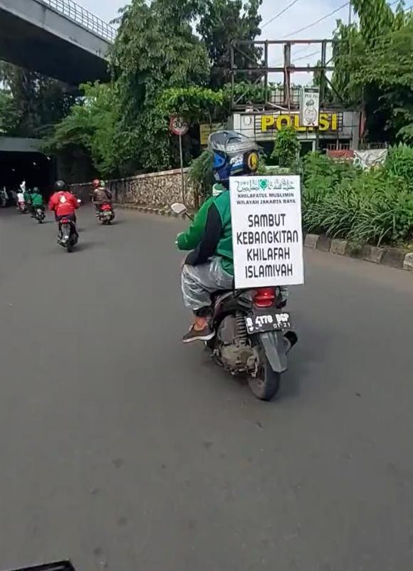 Konvoi motor bawa poster 'Khilafah Islamiyah' di Cawang, Jaktim, viral di media sosial