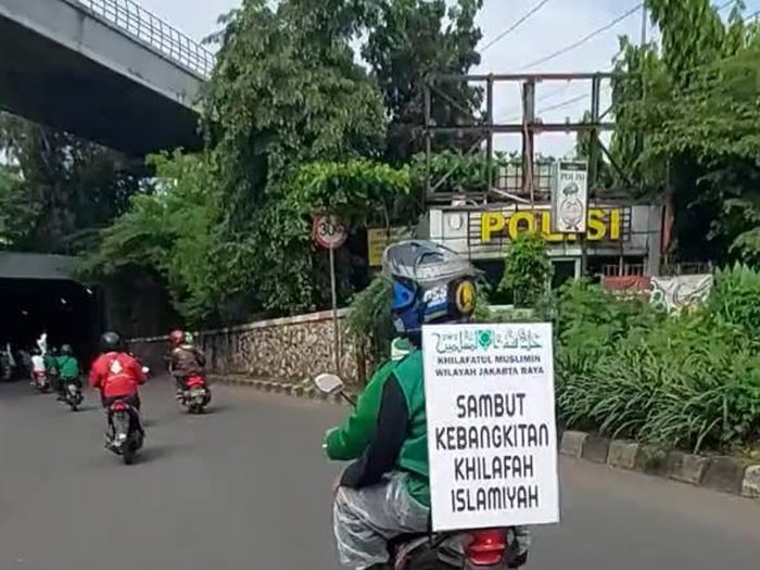 Konvoi motor bawa poster Khilafah Islamiyah di Cawang, Jaktim, viral di media sosial