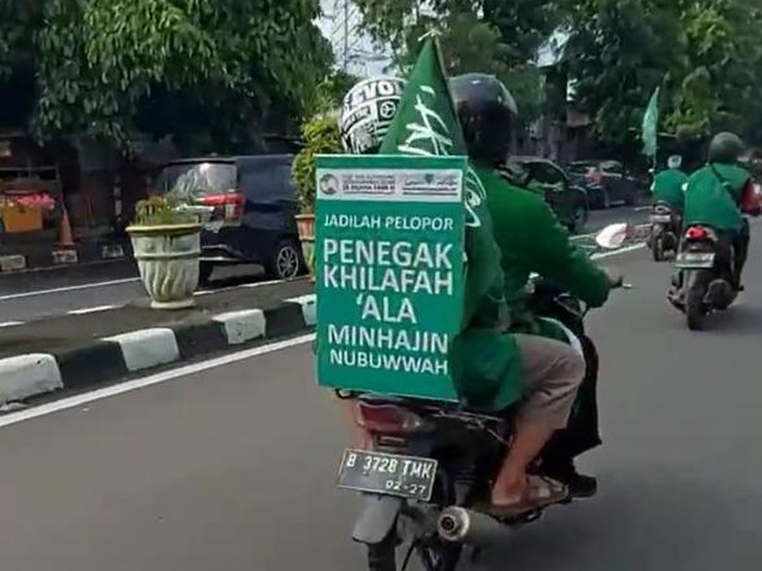 Konvoi motor bawa poster Khilafah Islamiyah di Cawang, Jaktim, viral di media sosial